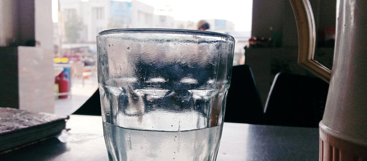 电脑屏幕上显示的在线支付界面,表示购买数字营销服务,包括推特浏览量