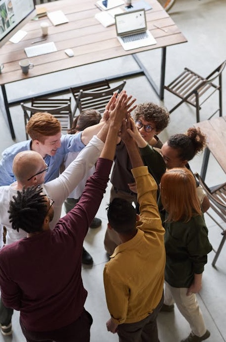 不同背景的用户正在通过手机和平板电脑积极参与社交媒体内容互动