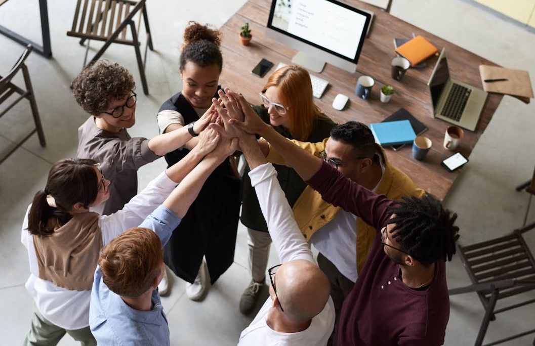 商业伙伴通过握手达成合作,象征着在推特(X)上建立影响力并吸引合作机会