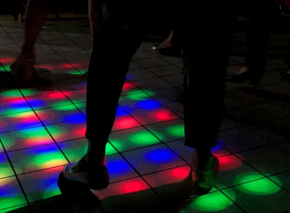 一个营销漏斗图,展示了从最初曝光到最终转化,通过推特(X)提升品牌知名度的过程