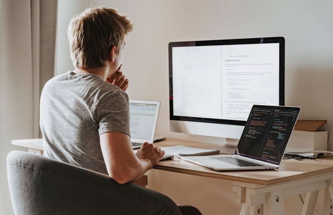 内容创作者正在分析Instagram视频增长数据