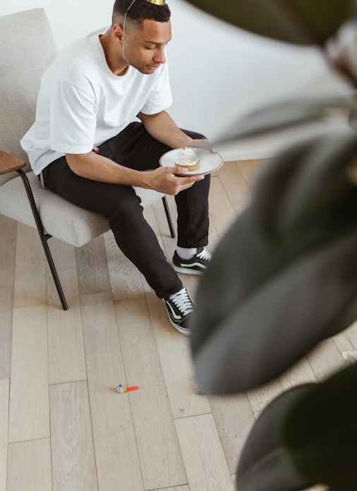 用户在手机上浏览TikTok