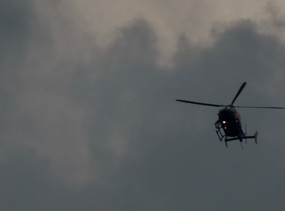 一部显示Instagram Reels界面的智能手机，突显了视频浏览量的重要性