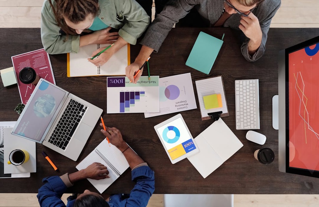 一张表示社交媒体增长和网络效应的图表，说明了社交认同的力量