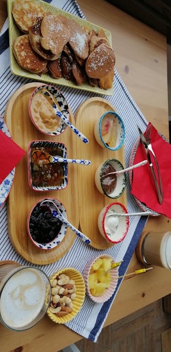 一位内容创作者满意地看着她的视频在Instagram上获得成功的表现