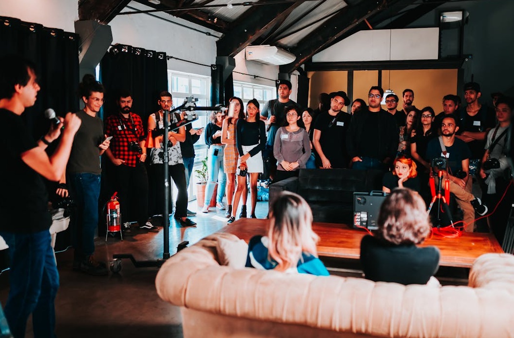 人们被一个受欢迎的社交媒体帖子所吸引，体现了社交证明的力量