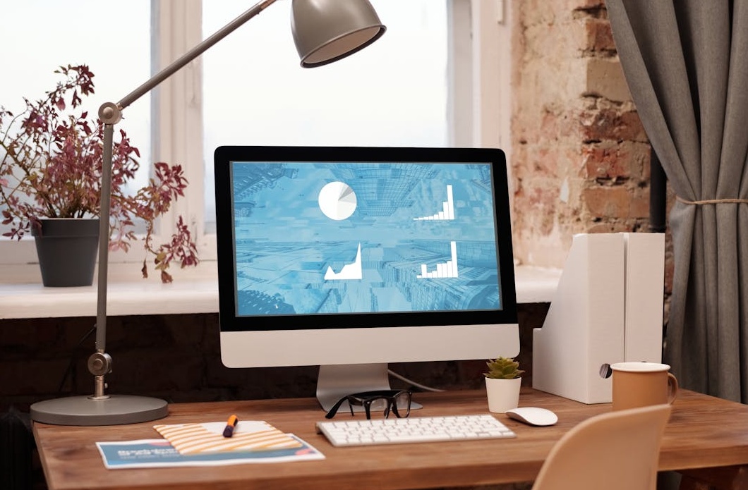 一个向上增长的箭头图表，象征着TikTok账户的快速成长