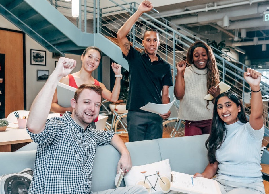 用户在手机上留下积极的五星评论，代表着客户满意度和社交证明