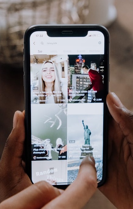 一个人在2025年的现代环境中滑动手机上的TikTok界面