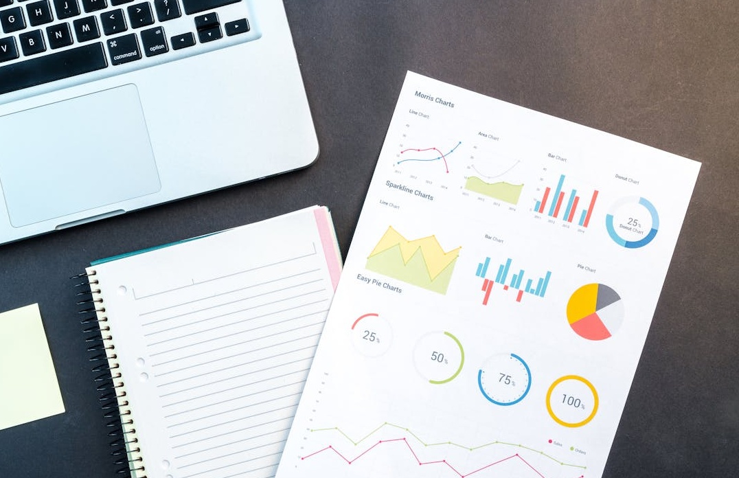 显示数据增长的图表，象征着TikTok点赞带来的算法提升