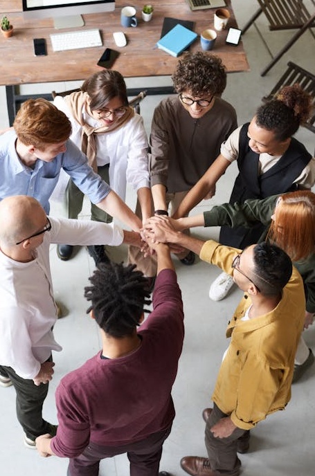 团队成员在白板前规划策略，象征着执行TikTok买点赞的五步走战略