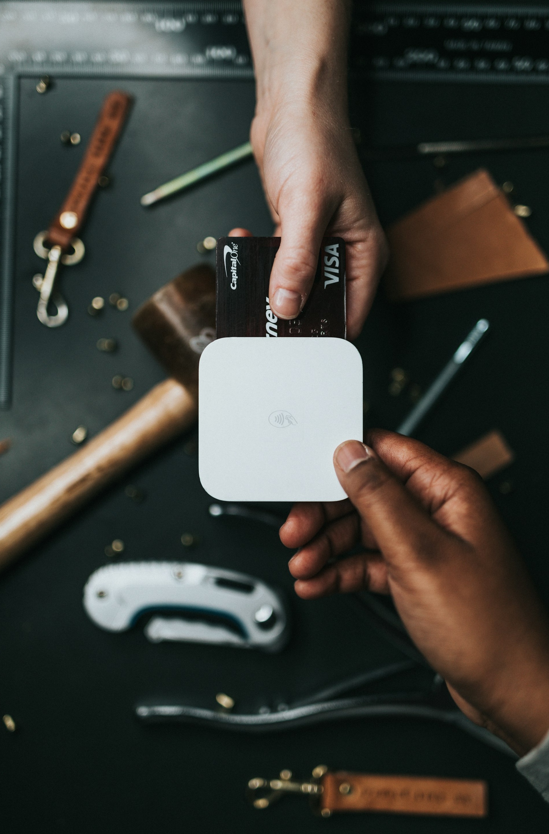 在电脑上仔细甄别和选择一个可靠的Twitter粉丝购买服务商