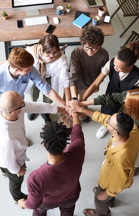 团队成员讨论如何通过提升Twitter浏览量来增强社会认同感