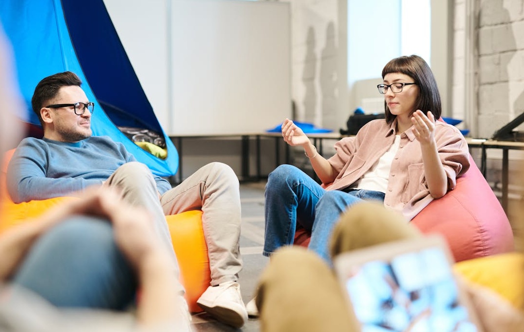 一个团队在会议中讨论策略，象征着为Twitter营销做出明智决策