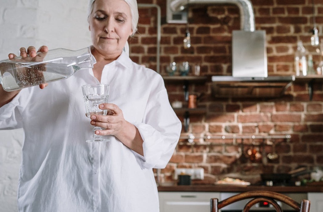 一名女子在2025年的现代环境中开心地使用手机浏览TikTok内容