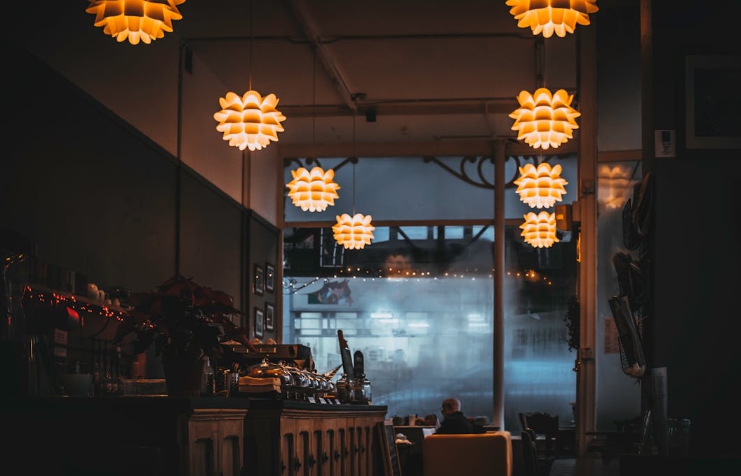 成功的社交媒体营销团队在办公室庆祝数据增长