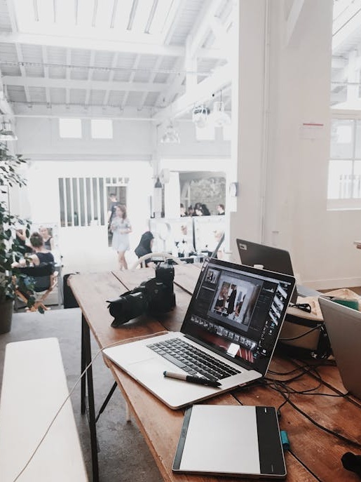 一个人在笔记本电脑上进行TikTok营销策略规划