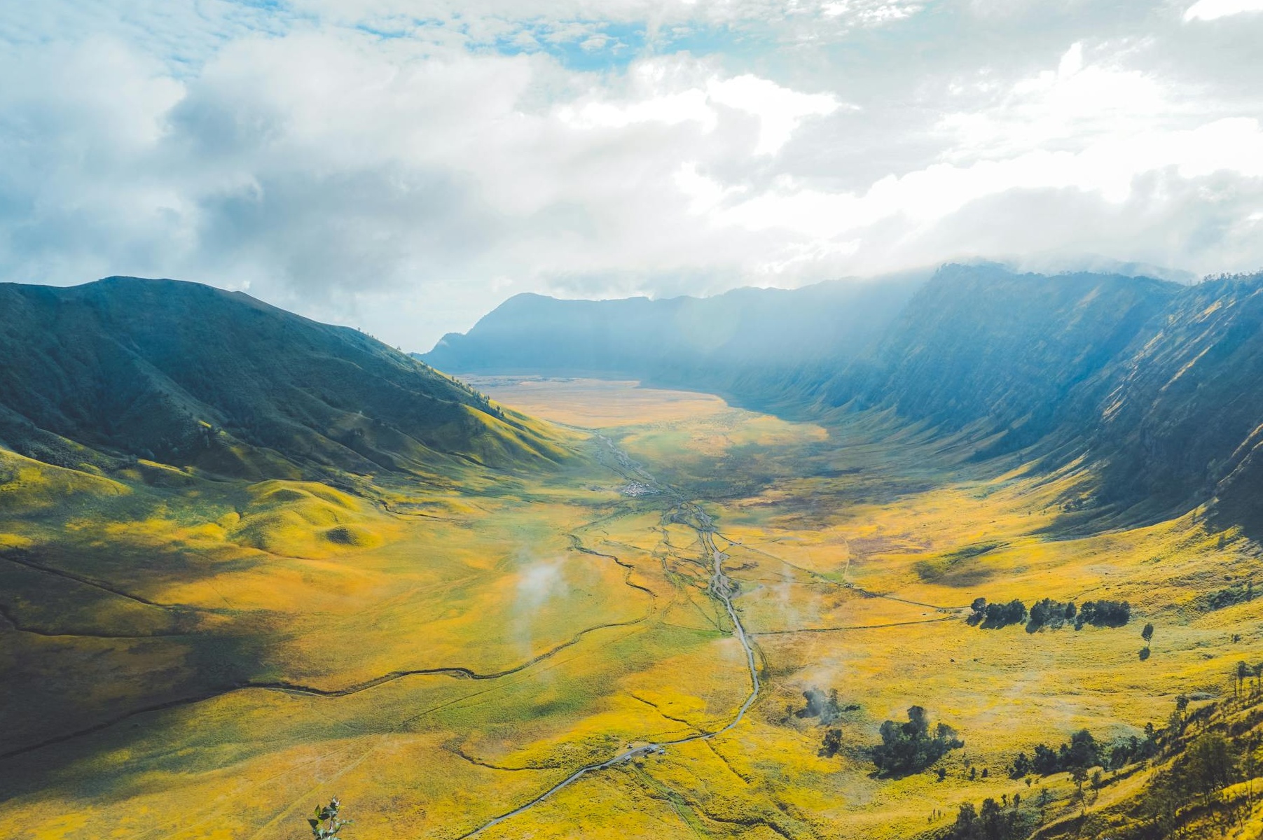 一个电脑屏幕上显示YouTube分析界面和数据图表,象征着数据分析和优化