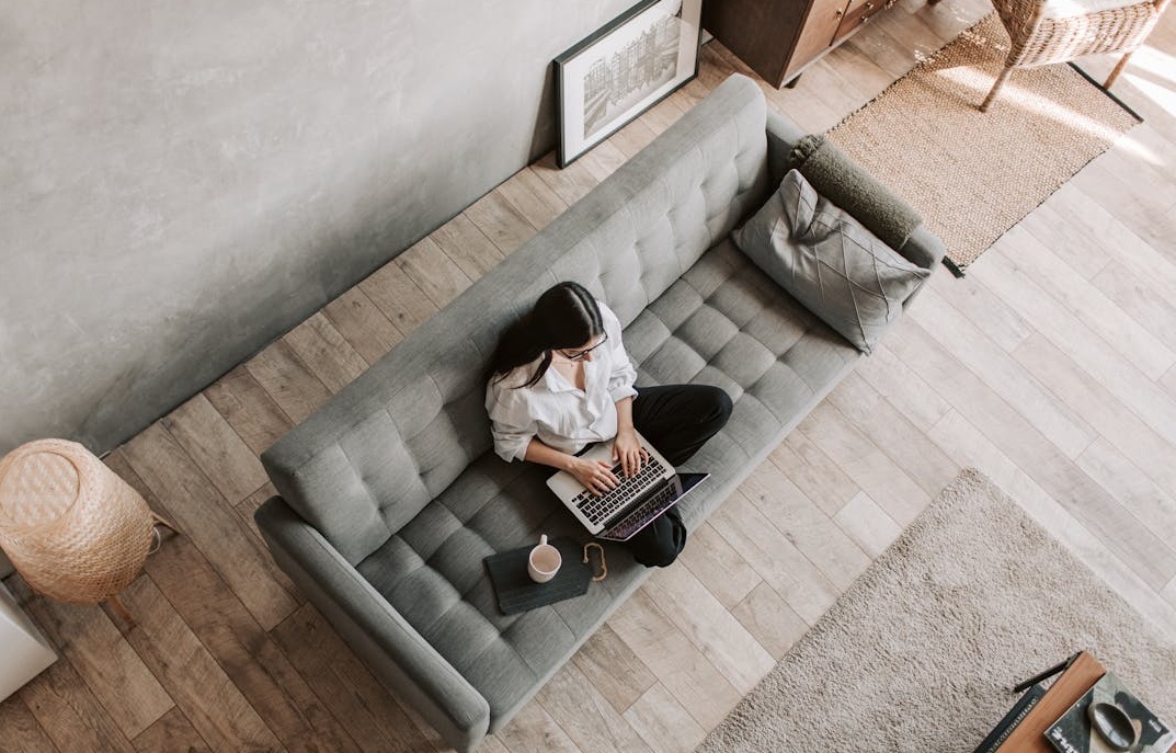 用户在2025年通过手机观看和互动Instagram视频