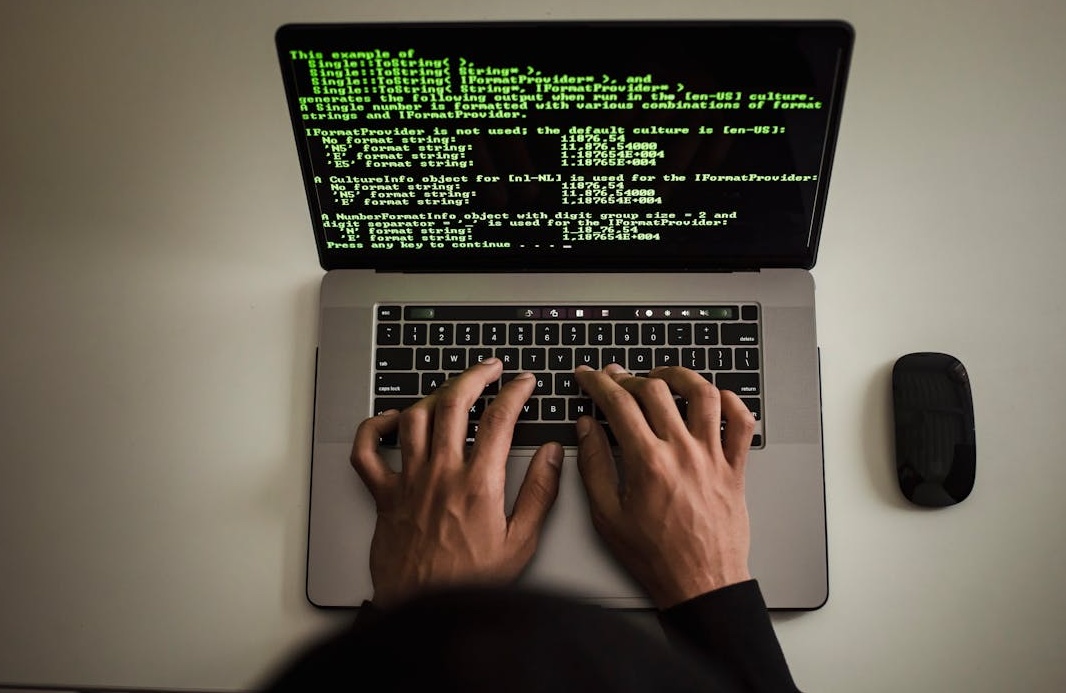 一名营销专家正在分析社交媒体增长数据图表