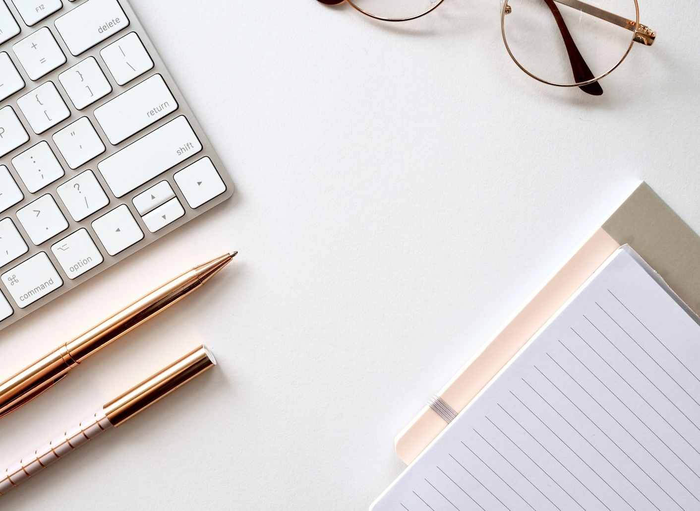 一个社区管理员正在规划Discord社区活动,展示管理和策略