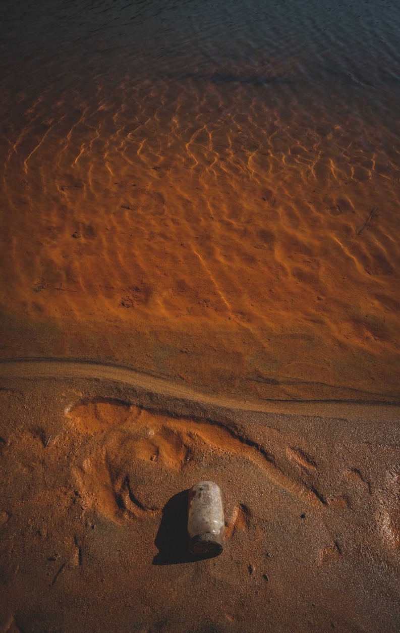 一位视频创作者正在通过手机进行直播,屏幕上展示着观众的实时评论,光线明亮,气氛活跃。