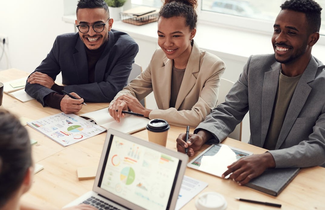 营销团队围绕桌子讨论，图表和便签展示了整合营销策略的重要性