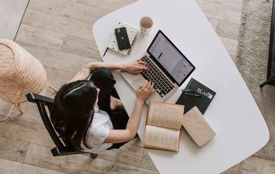 Facebook界面展示在智能手机上,突显视频内容的重要性