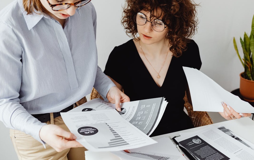 一位内容创作者正在精心编辑照片和视频，准备发布到Instagram上