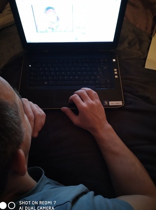 用户在手机上观看高浏览量的脸书视频，体现社交认同