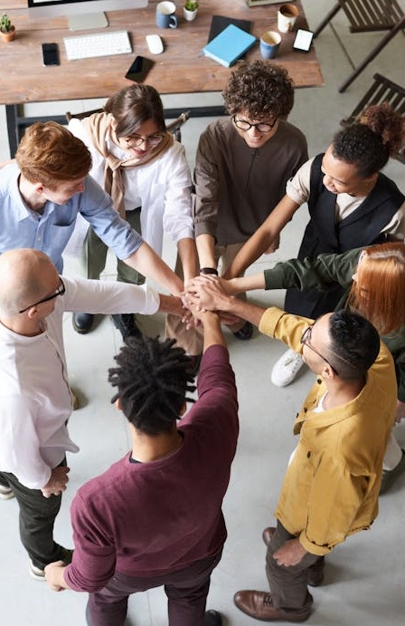 营销专家正在策划通过买脸书浏览量提升品牌影响力的策略