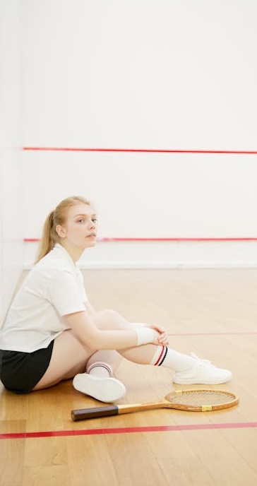 一个YouTube视频界面显示了大量的点赞和评论,体现了社会认同效应