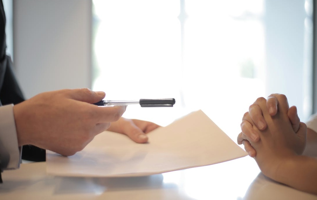 一个人在笔记本电脑上分析YouTube频道后台数据