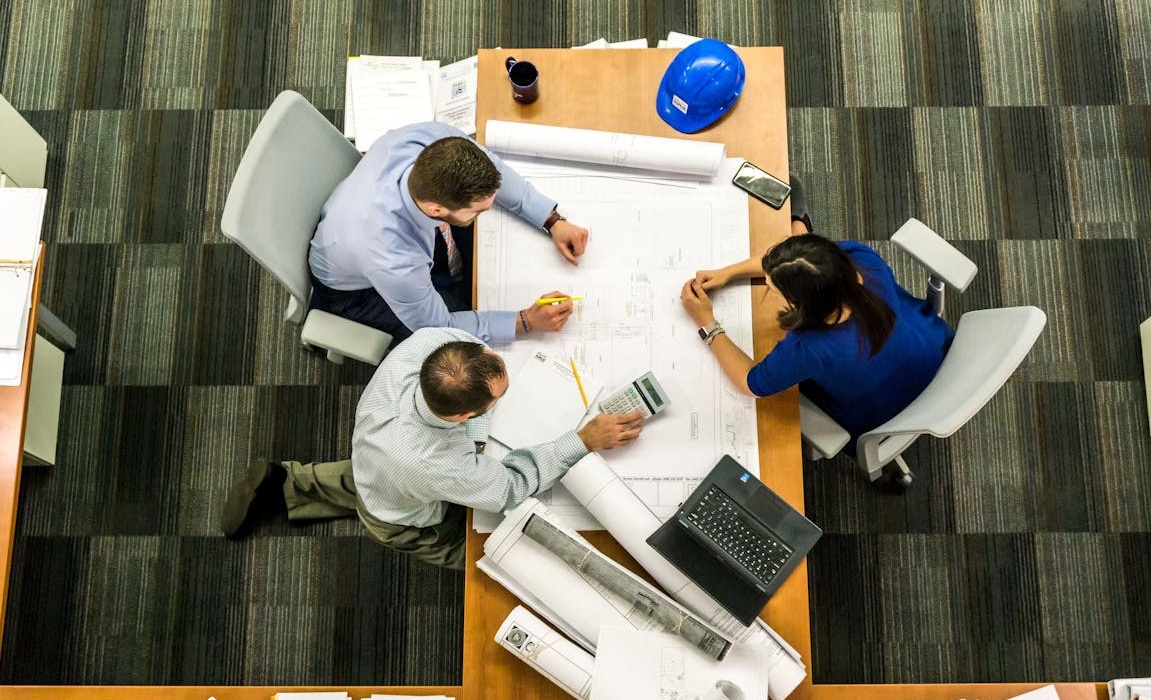 营销团队正在分析社交媒体数据增长图表