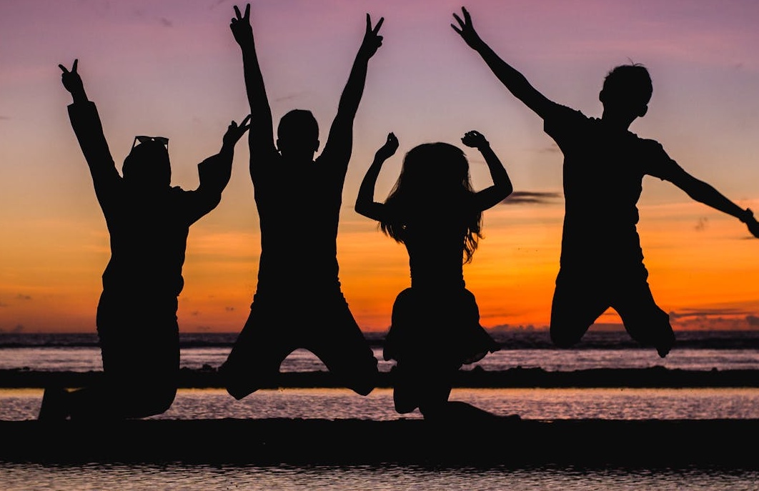 手机屏幕上显示的Facebook应用界面和点赞图标