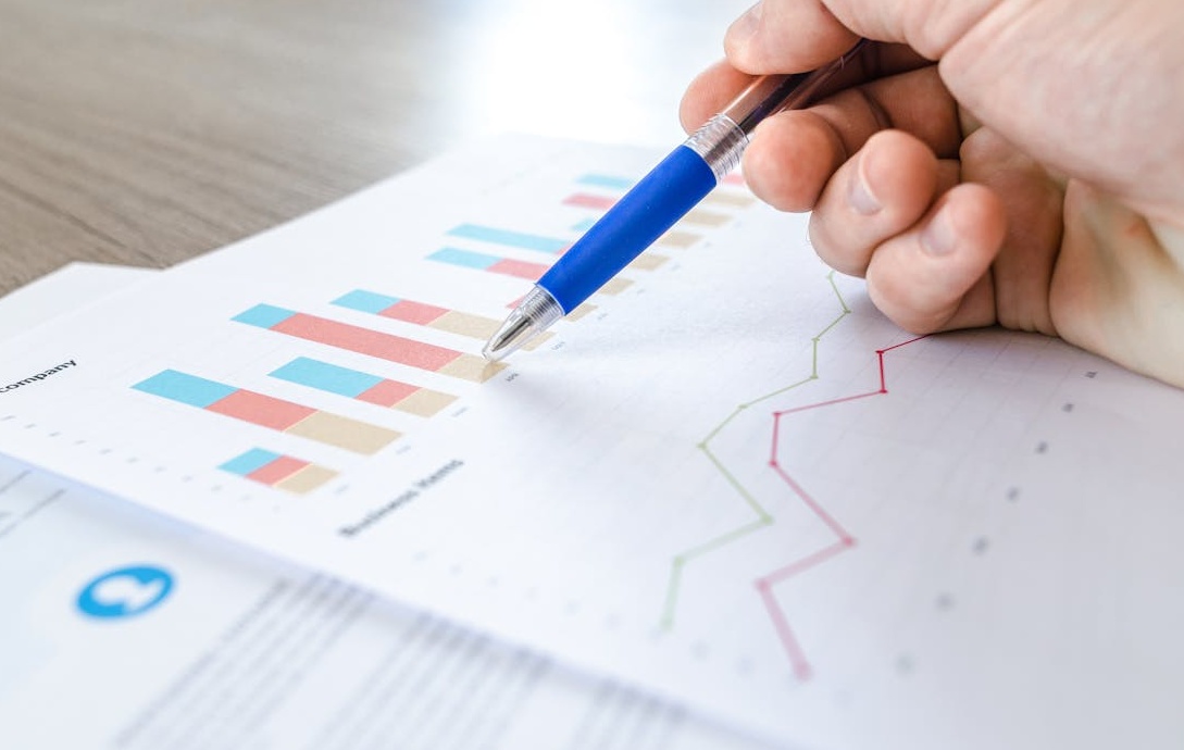 带有向上箭头的商业增长图表和数据分析