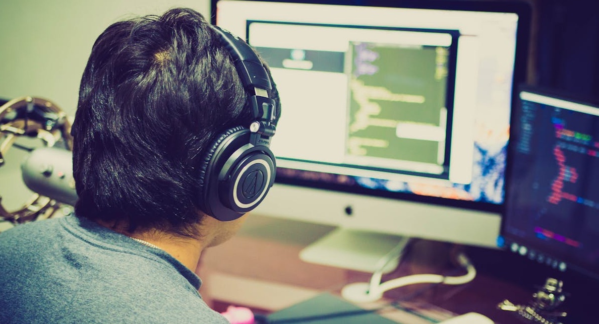 概念图：多个社交媒体图标和用户头像连接成的网络