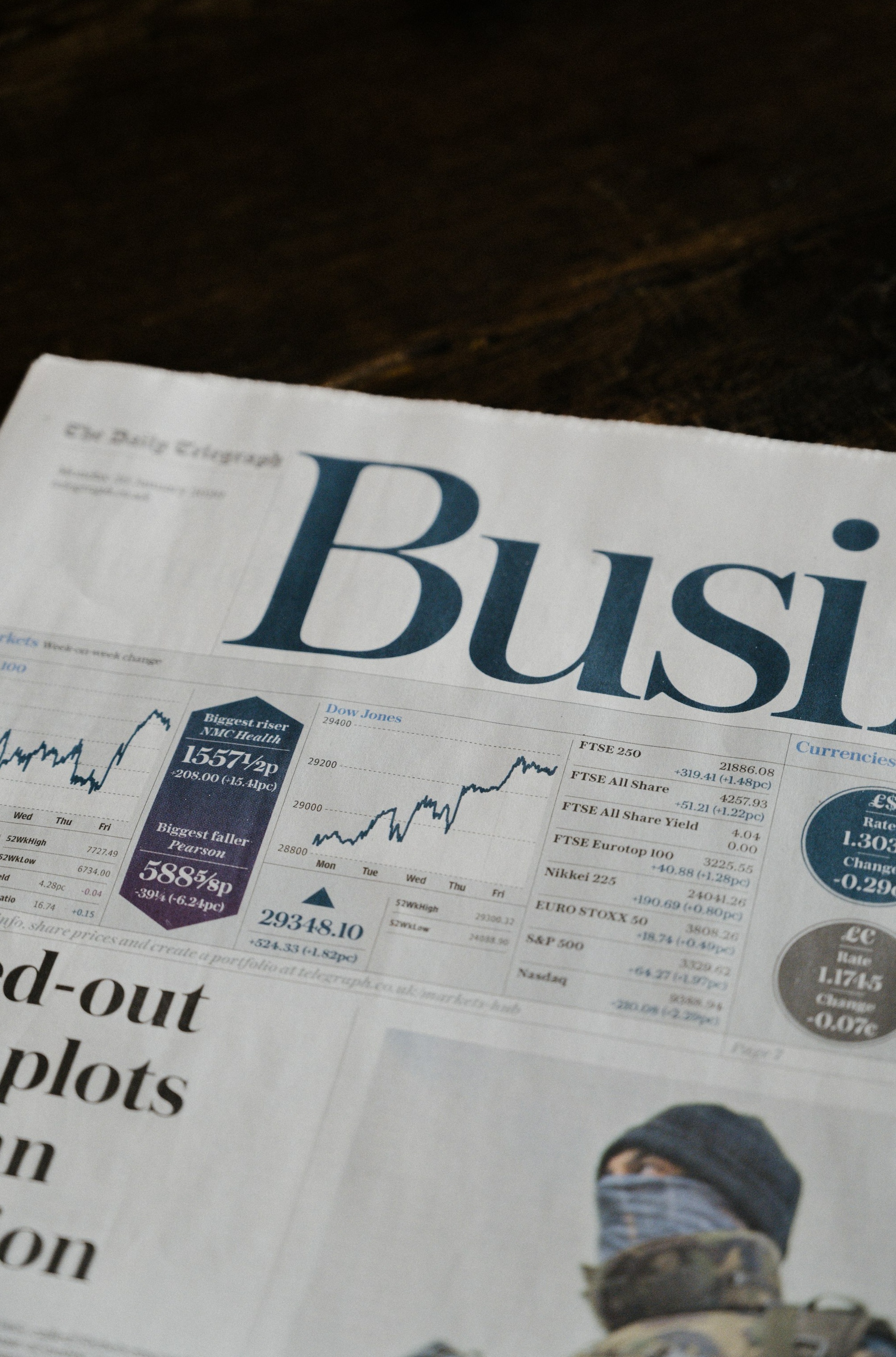 象征从吸引到转化的营销漏斗图