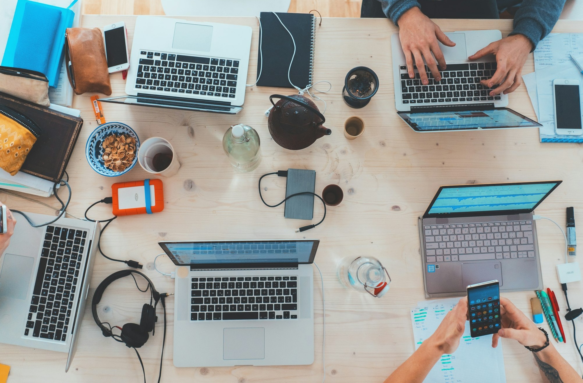 专业的数字营销团队在会议中协作讨论