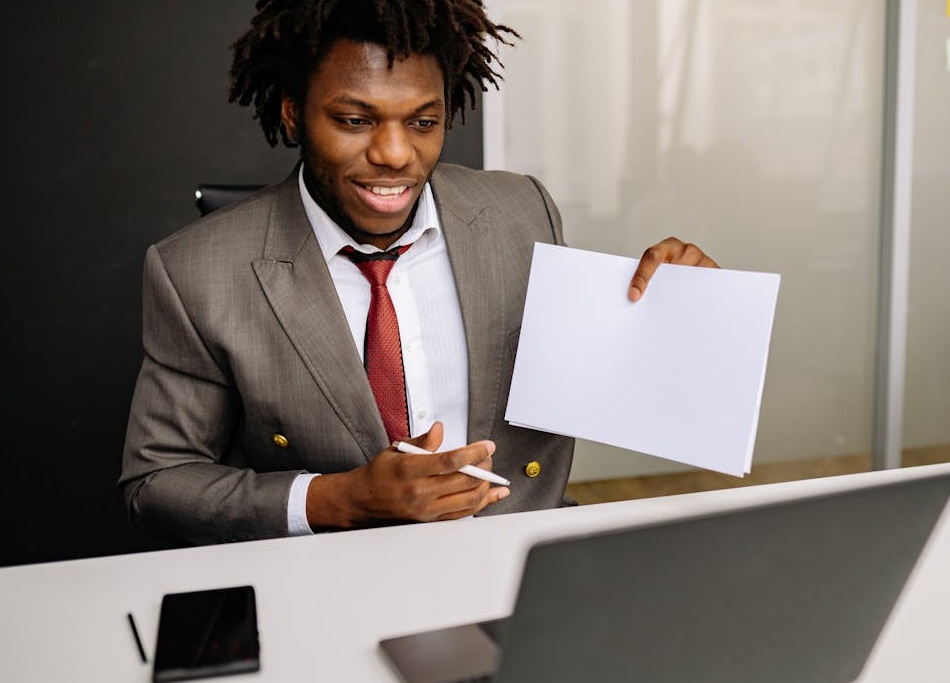 一位內容創作者正在為Facebook影片進行拍攝與剪輯