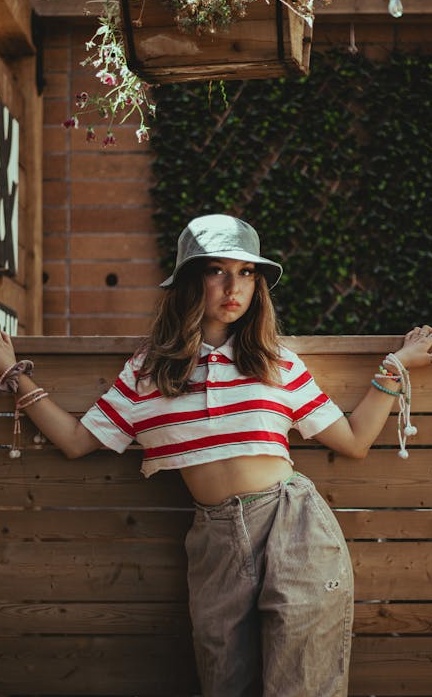 一个人拿着手机展示Instagram界面，粉丝数在增长