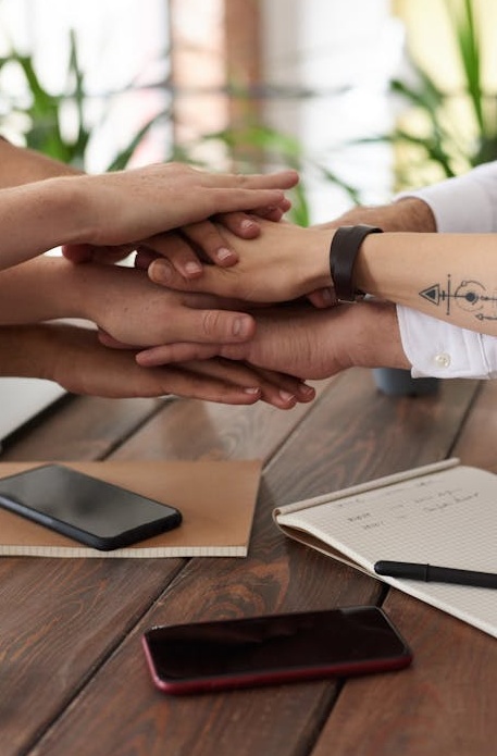 一群人围坐在一起讨论社交媒体增长策略，象征着社交信誉的建立