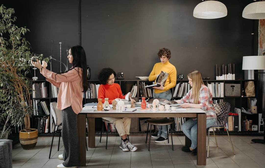 一位内容创作者正在精心拍摄高质量的视频内容，为Instagram账户增值