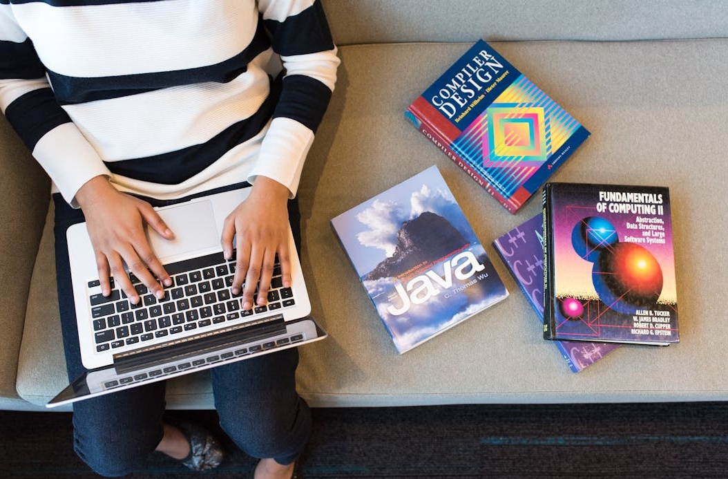 营销团队正在分析社交媒体数据和策略