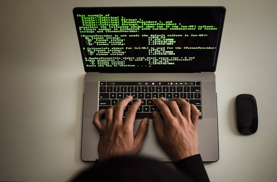 一个用户正在电脑上选择高质量的在线服务