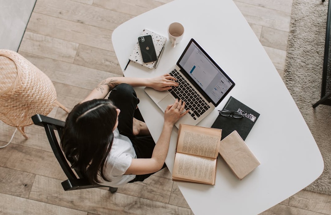 用户正在与TikTok内容进行真实互动