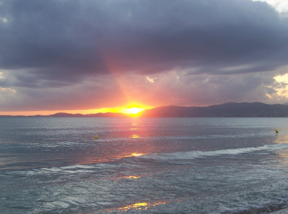 一位内容创作者正在精心拍摄视频,展示高质量内容制作的过程