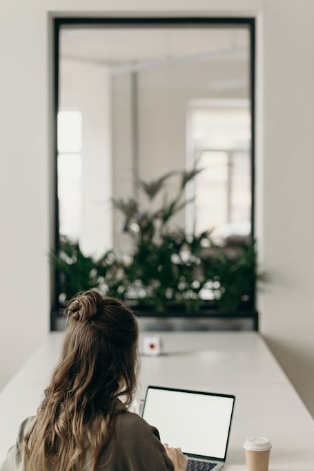 用户在2025年使用手机浏览Instagram界面