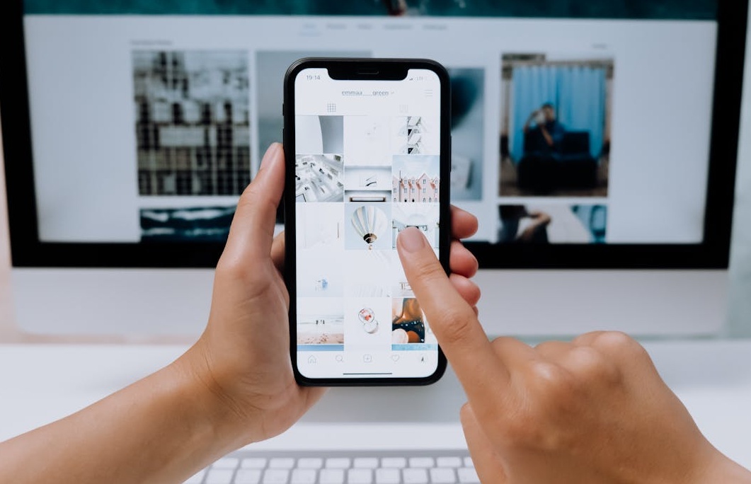 一位内容创作者正在分析TikTok视频的数据增长图表，显示出点赞数带来的积极影响