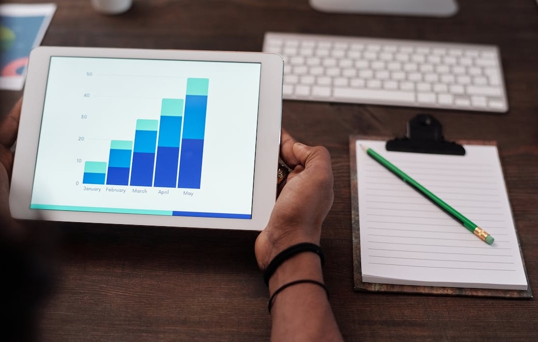 营销团队正在规划如何安全有效地进行TikTok刷点赞，以实现品牌增长目标